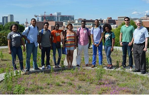 <span style="font-size:10px">&nbsp;Students from the 2014 Summer Enrichment Program study a green roof&nbsp;</span>