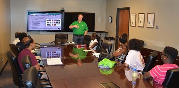 <span style="font-size:10px">&nbsp;2014 Summer Enrichment Program students attend a civil engineering lecture&nbsp;</span>